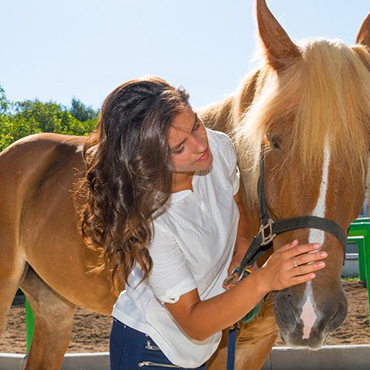 Jeune fille avec son poney